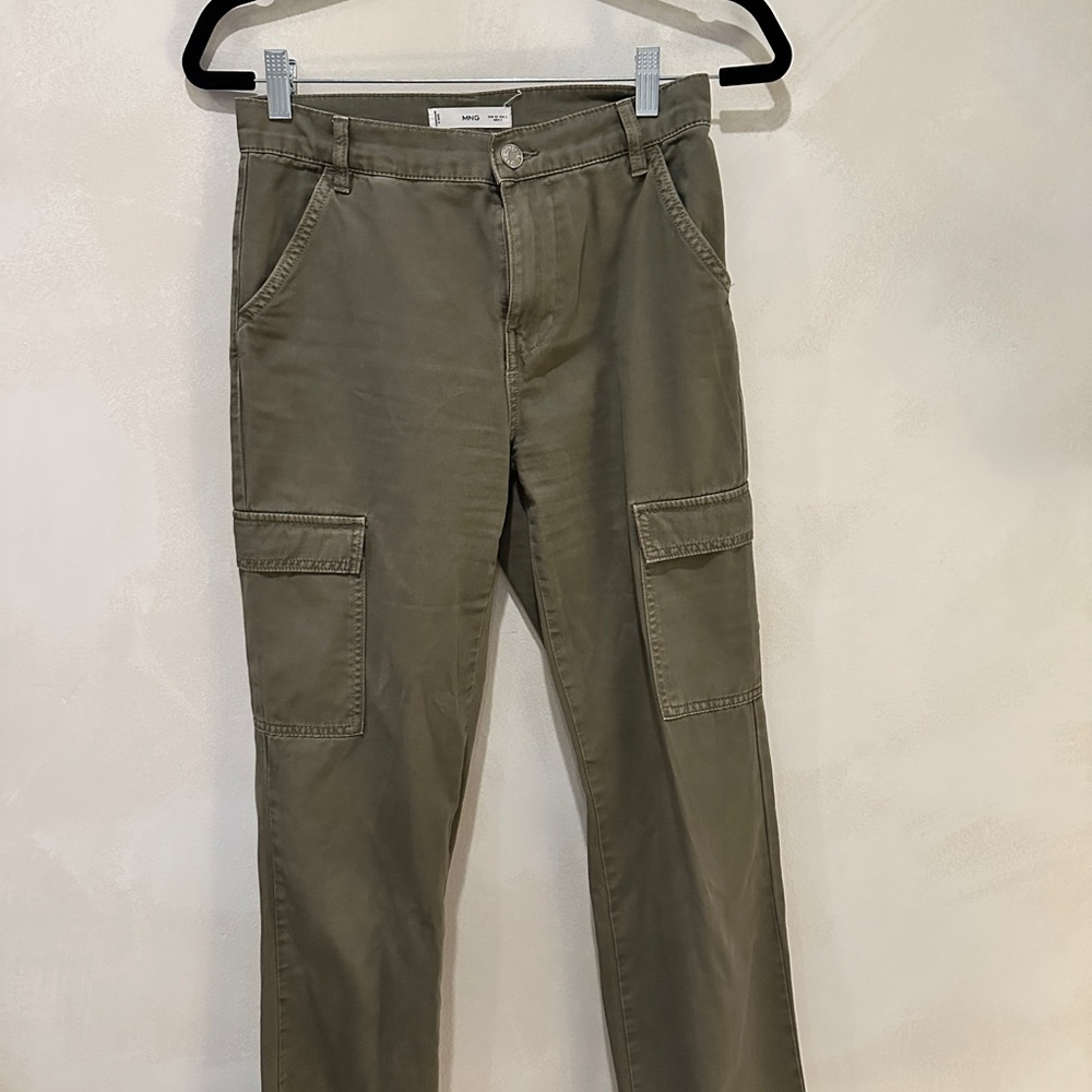 Mango Green Cargo Pants with Straight Leg Design and Casual Fabric